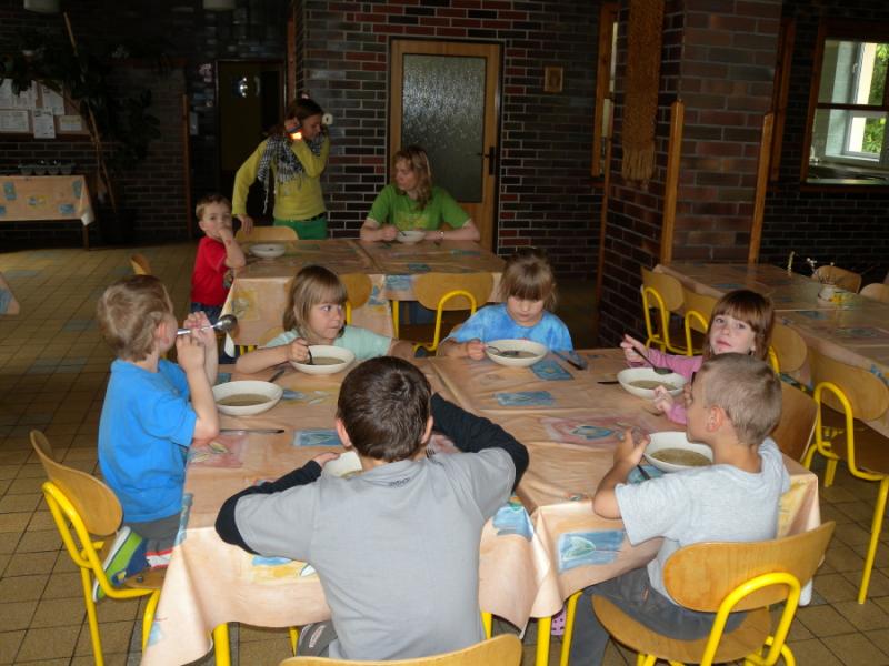 Děti z MŠ na obědě ve velké jídelně